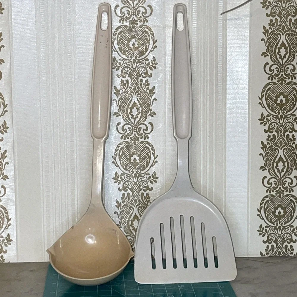 Set Of 2 Vtg Ekco USA Nylon Kitchen Utensils Serving Ladle Spatula Beige